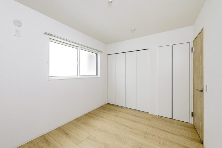 約40坪の土地のファミリー向けメゾネットアパートの2ヶ所のクローゼット付き北側洋室