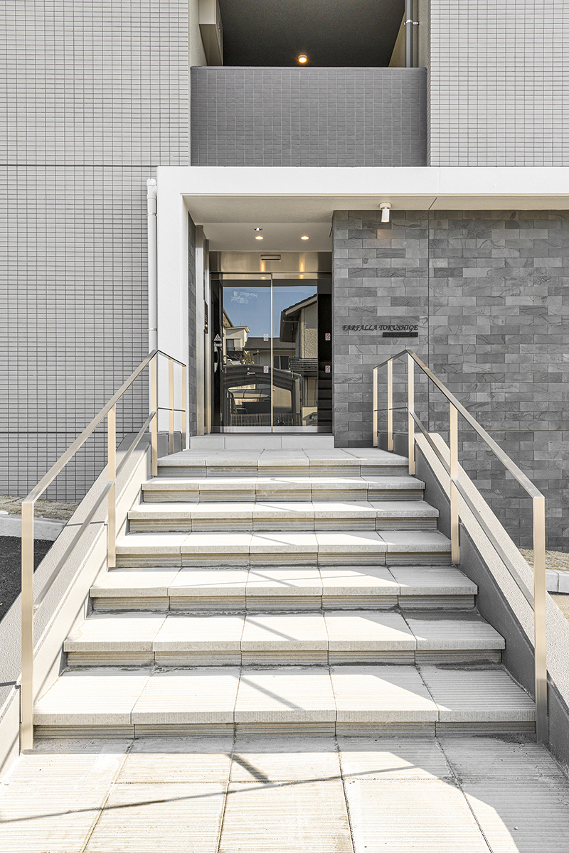 名古屋市緑区の駅近3階建て低層マンションの中央に配置されたエントランス。階段を挟む配置で生活音を最小限に