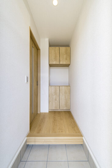 約40坪の土地のファミリー向けメゾネットアパートのューズボックス付きのナチュラルな玄関