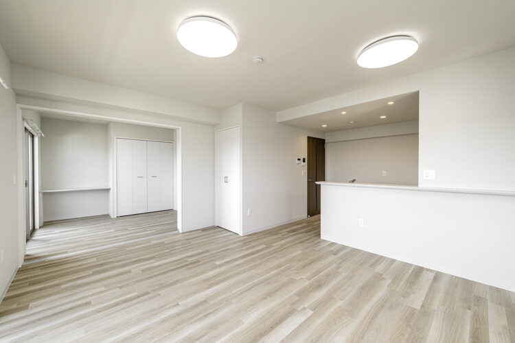 名古屋市緑区の駅近3階建て低層マンションの開放感ある空間としても活用可能な洋室とLDK