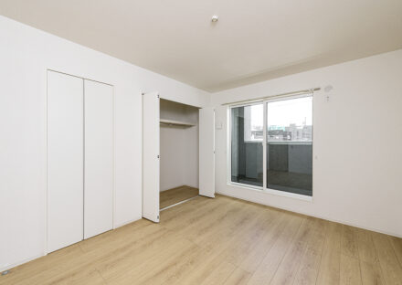 名古屋市千種区の約40坪のアパート経営:ファミリー向けメゾネットアパートのバルコニーとクローゼットが2個付いた南側洋室