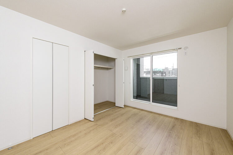 約40坪の土地のファミリー向けメゾネットアパートのバルコニーとクローゼットが2個付いた南側洋室