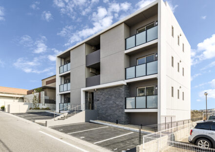 名古屋市緑区の駅近の街並みに馴染む、地上3階建てのモダンな低層マンション