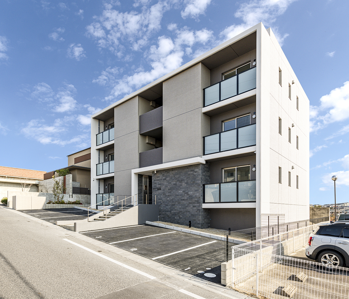 名古屋市緑区の駅近の街並みに馴染む、地上3階建てのモダンな低層マンション