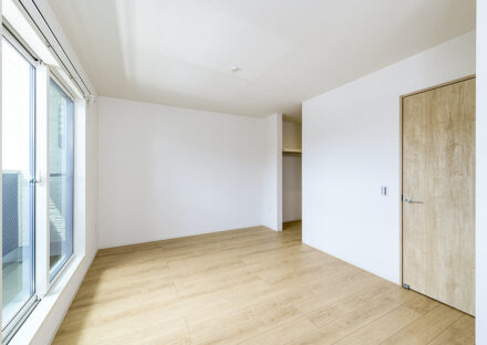 名古屋市千種区の約40坪のアパート経営:ファミリー向けメゾネットアパートのウォークインクローゼット・バルコニー付きの南側洋室