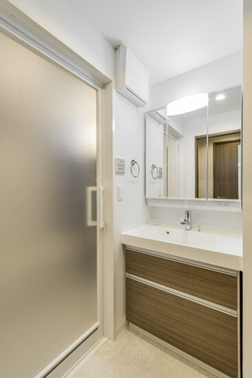 名古屋市緑区の駅近3階建て低層マンションの2LDKの間取りの鏡裏収納のあるナチュラルな雰囲気の洗面室