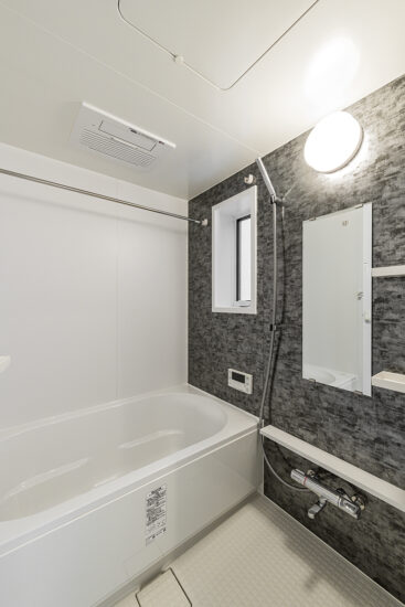 約40坪の土地のファミリー向けメゾネットアパートの浴室乾燥付きのゆったりとした浴室