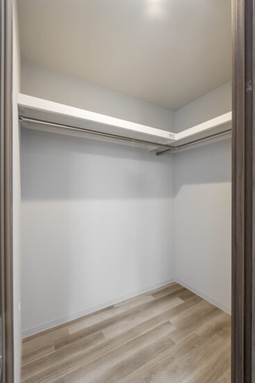 名古屋市緑区の駅近3階建て低層マンションのハンガーパイプ2本で、収納力が格段にアップしたウォークインクローゼット