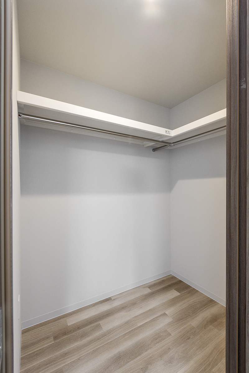 名古屋市緑区の駅近3階建て低層マンションのハンガーパイプ2本で、収納力が格段にアップしたウォークインクローゼット
