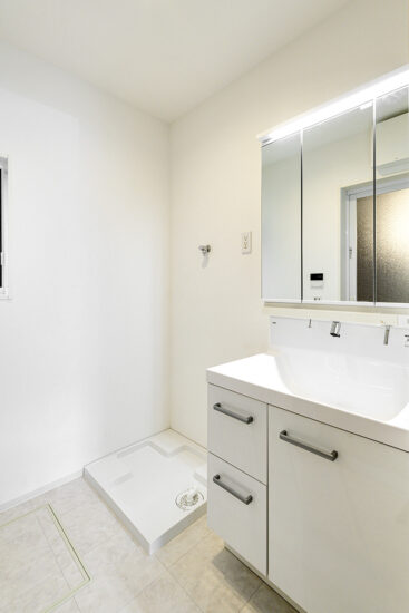 約40坪の土地のファミリー向けメゾネットアパートの白で統一された清潔感のある洗面室