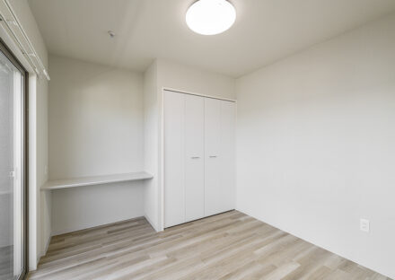 名古屋市緑区の駅近3階建て低層マンションの2LDKの間取りの収納とカウンターの付いた洋室