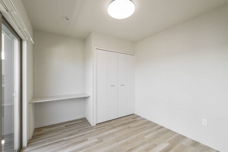 名古屋市緑区の駅近3階建て低層マンションの2LDKの間取りの収納とカウンターの付いた洋室