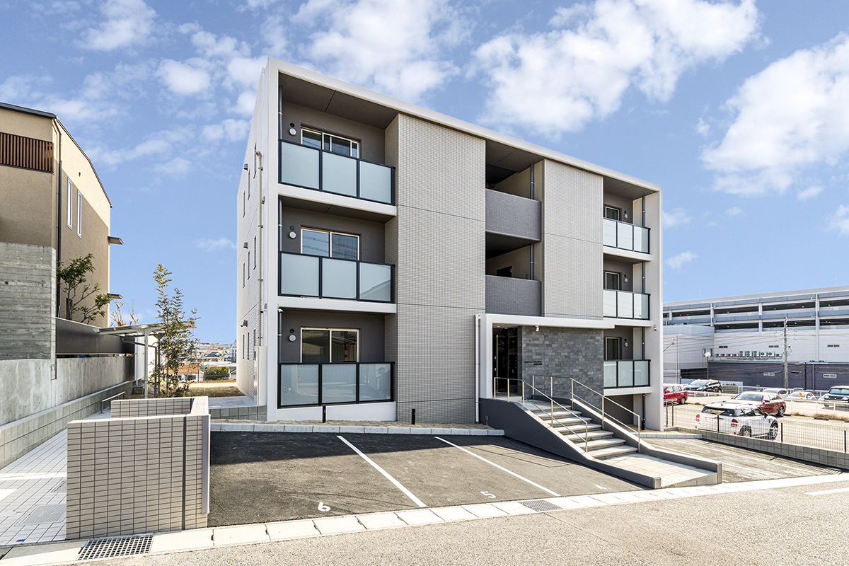 名古屋市緑区の駅近3階建て低層マンションの出し入れしやすい平置き駐車場、共用ゴミ捨て、駐輪場も付いた外構デザイン