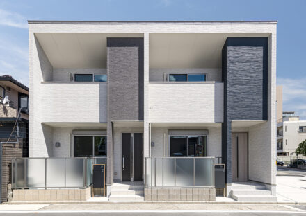 約40坪の土地のファミリー向けブルー・グレー・ホワイトの3色で構成されたモダンな外観デザインのメゾネットアパート