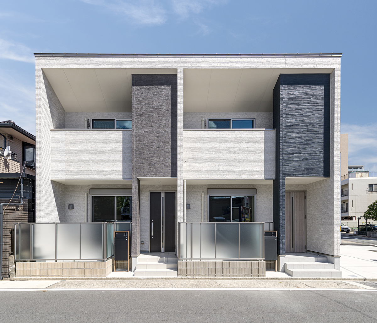 約40坪の土地のファミリー向けブルー・グレー・ホワイトの3色で構成されたモダンな外観デザインのメゾネットアパート