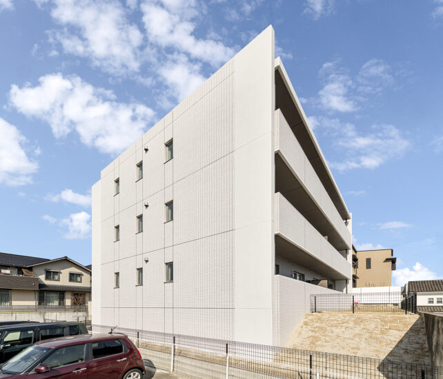 名古屋市緑区の駅近3階建て低層マンションの建物裏側にはスペースがあり、陽当りも良好