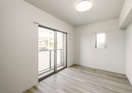 名古屋市緑区の駅近3階建て低層マンションの2LDKの間取りのベランダと窓の付いた明るい洋室