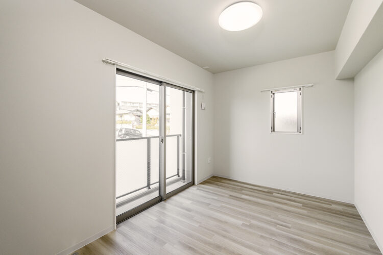 名古屋市緑区の駅近3階建て低層マンションの2LDKの間取りのベランダと窓の付いた明るい洋室