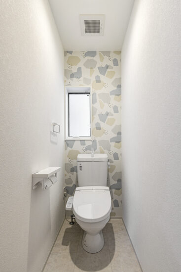 約40坪の土地のファミリー向けメゾネットアパートの窓があり明るいトイレ