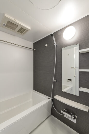 名古屋市緑区の駅近3階建て低層マンションの2LDKの間取りの浴室乾燥もついた機能的なバスルーム