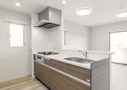 名古屋市緑区の駅近3階建て低層マンションの2LDKの間取りの効率よく調理ができる、3口コンロ&グリルを完備されたキッチン