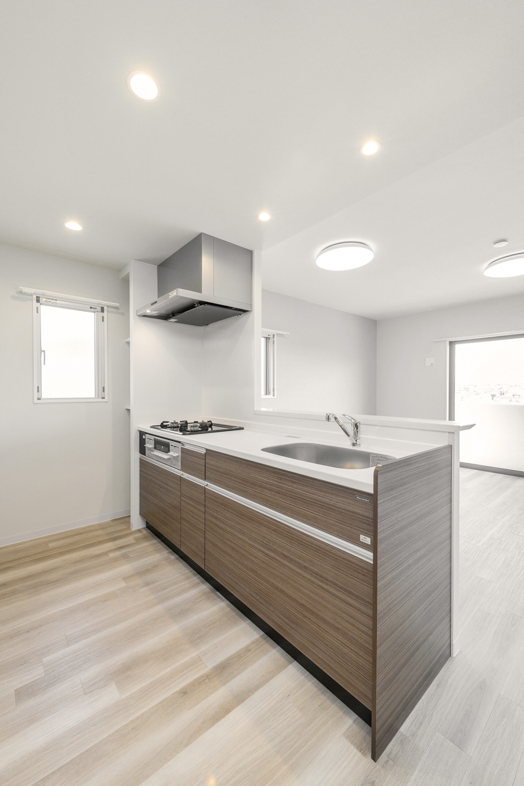 名古屋市緑区の駅近3階建て低層マンションの効率よく調理ができる、3口コンロ＆グリルを完備されたキッチン