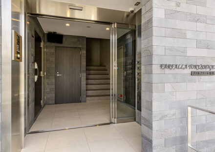 名古屋市緑区の駅近3階建て低層マンションのエントランス。不在時の荷物受け取りも安心。宅配ボックスを完備