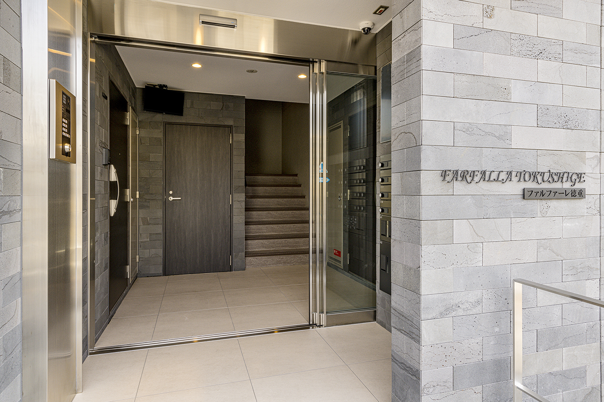 名古屋市緑区の駅近3階建て低層マンションのエントランス。不在時の荷物受け取りも安心。宅配ボックスを完備