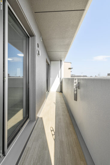 名古屋市緑区の駅近3階建て低層マンションの洗濯竿請け付きのベランダ