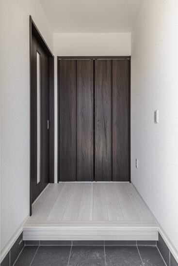 名古屋市北区の約300平米の土地にゆとりある2棟の戸建賃貸のフラットでおしゃれシューズクローゼットのある玄関ホール