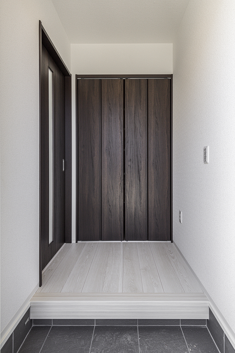 名古屋市北区の約300平米の土地にゆとりある2棟の戸建賃貸のフラットでおしゃれシューズクローゼットのある玄関ホール