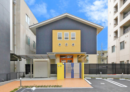 名古屋市瑞穂区の約200坪土地活用：保育園の丸窓と鮮やかな黄色が楽しい外観デザイン