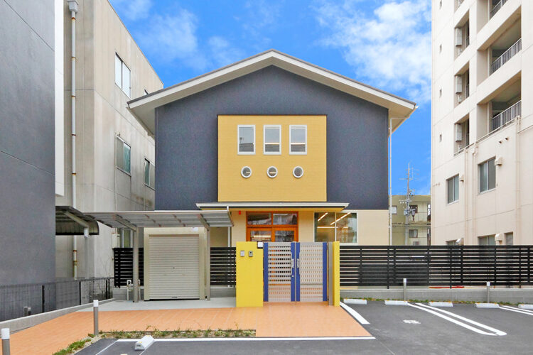 名古屋市瑞穂区の約200坪の土地の保育園の丸窓と鮮やかな黄色が楽しい外観デザイン