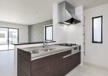 名古屋市北区の約300平米の土地にゆとりある2棟の戸建賃貸の窓が3か所あり、横に棚も付いて便利なキッチン