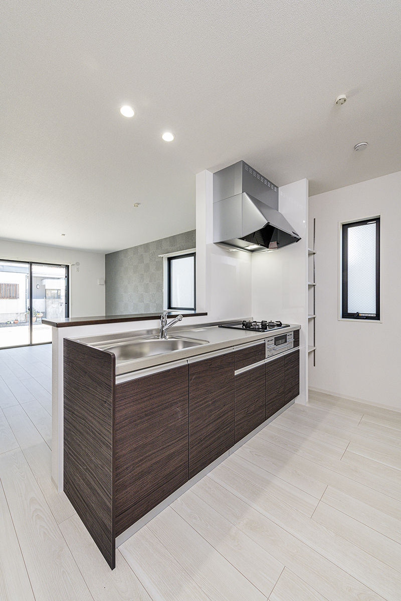 名古屋市北区の約300平米の土地にゆとりある2棟の戸建賃貸の窓が3か所あり、横に棚も付いて便利なキッチン