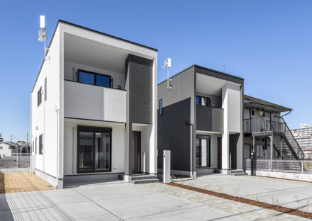 名古屋市北区の約300平米の土地にゆとりある2棟のモノトーン調のおしゃれな外観デザイン戸建賃貸