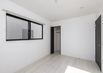 名古屋市北区の約300平米の土地活用：ゆとりある2棟の戸建賃貸のハンガーパイプ付きのクローゼットのある2階洋室