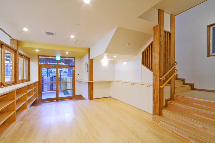 名古屋市瑞穂区の約200坪の土地の保育園の靴箱や収納の付いた1階ホール