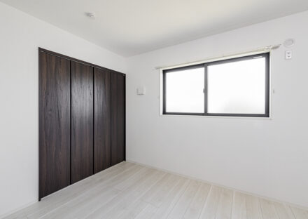 名古屋市北区の約300平米の土地活用：ゆとりある2棟の戸建賃貸のフラットなクローゼットがアクセントカラーのシックなデザインの2階洋室