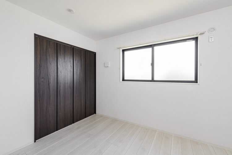 名古屋市北区の約300平米の土地にゆとりある2棟の戸建賃貸のフラットなクローゼットがアクセントカラーのシックなデザインの2階洋室