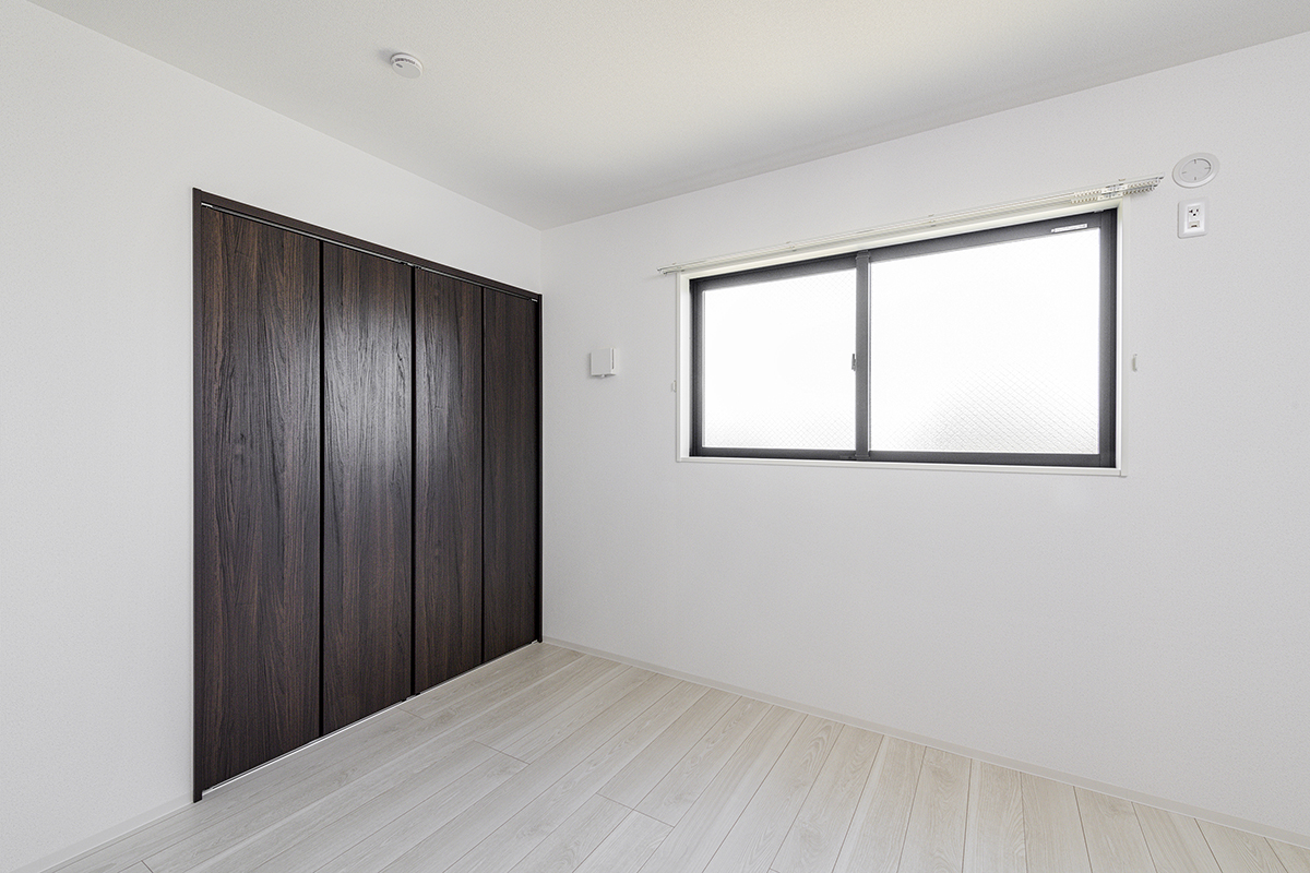 名古屋市北区の約300平米の土地にゆとりある2棟の戸建賃貸のフラットなクローゼットがアクセントカラーのシックなデザインの2階洋室