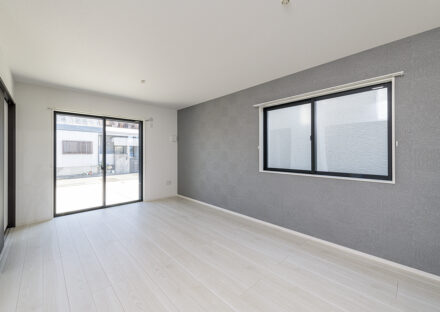 名古屋市北区の約300平米の土地活用:ゆとりある2棟の戸建賃貸の大きな窓が2ヶ所にある明るいリビングダイニング