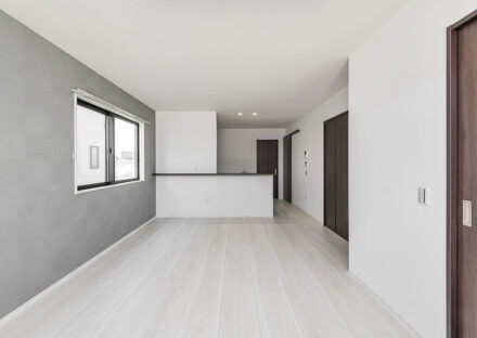 名古屋市北区の約300平米の土地活用:ゆとりある2棟の戸建賃貸のトーンを抑えたシックなデザインのLDK