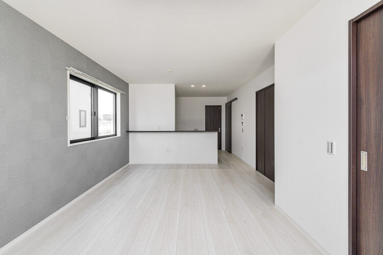 名古屋市北区の約300平米の土地にゆとりある2棟の戸建賃貸のトーンを抑えたシックなデザインのLDK