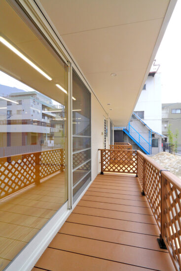 名古屋市瑞穂区の約200坪の土地の保育園の園庭と建物間のデッキスペース