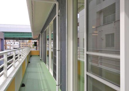 名古屋市瑞穂区の約200坪土地活用：保育園の屋根の付いたバルコニー