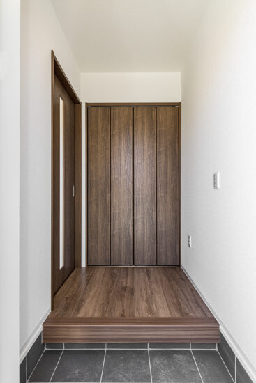 名古屋市北区の約300平米の土地にゆとりある2棟の戸建賃貸のダークブラウンのシックな木目がアクセントの玄関ホール