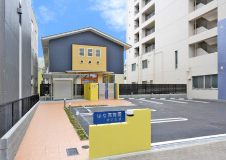 名古屋市瑞穂区の約200坪の土地の保育園の駐車場を広く確保したデザイン性の高い保育園