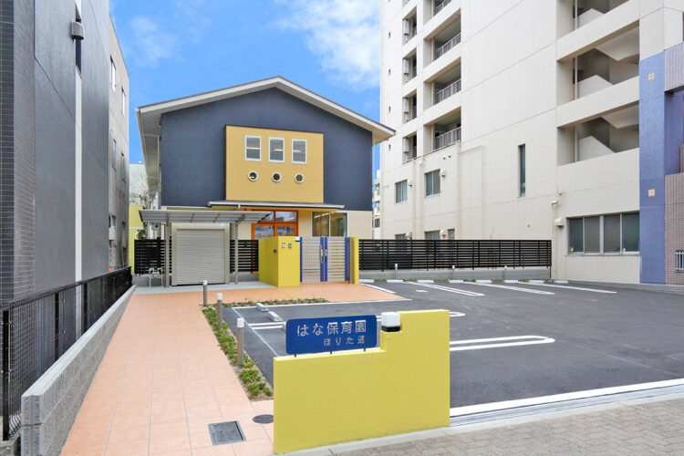 名古屋市瑞穂区の約200坪の土地の保育園の駐車場を広く確保したデザイン性の高い保育園