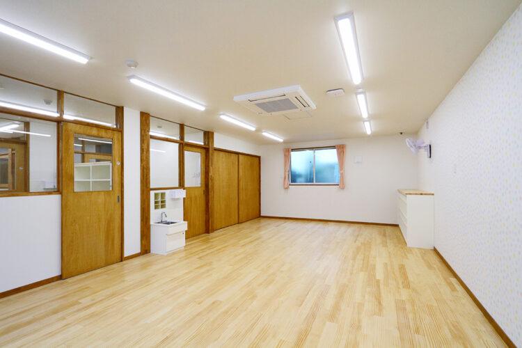 名古屋市瑞穂区の約200坪の土地の保育園の手洗い場、収納の付いた1歳児保育室(1階)